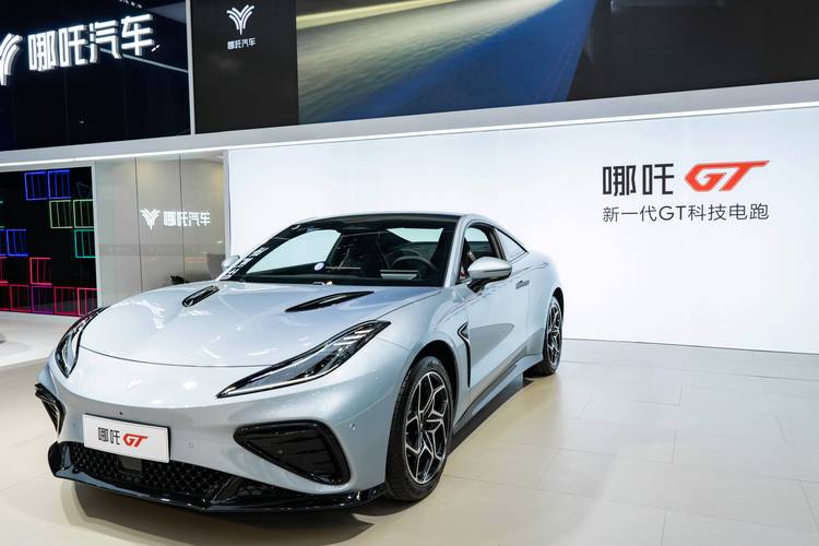 成都293哪吒汽车在智能汽车领域的表现，领途汽车在新能源汽车市场中的影响力